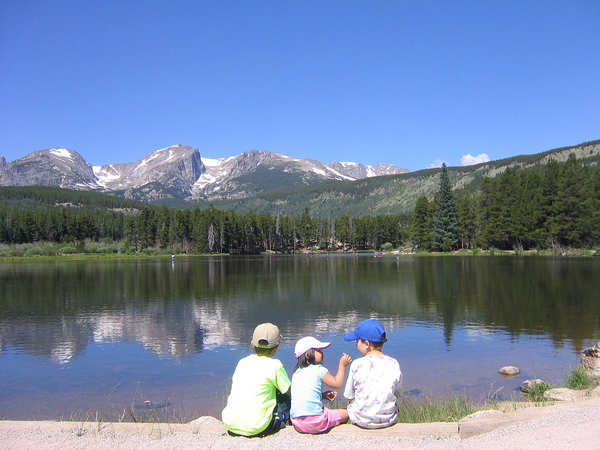 Kinder am Ufer von Lake Isabelle im Rocky Mountain National Park